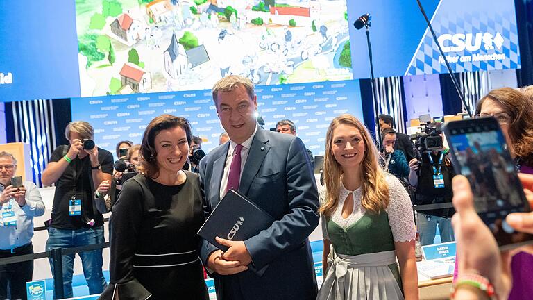 Dorothee Bär (von links), Markus Söder und Judith Gerlach beim Parteitag der CSU. Dorothee Bär (von links), Markus Söder und Judith Gerlach beim Parteitag der CSU.