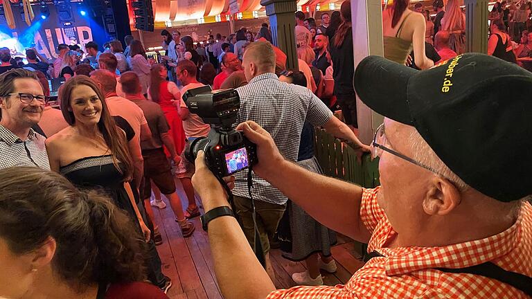 Viele Besucherinnen und Besucher der Spessartfestwoche kennt Ernst Huber nach knapp 30 Jahren Fotoeinsatz mittlerweile persönlich – so auch Lokalpolitikerin Maili Wagner, die hier mit ihrem Partner Modell steht. Viele Besucherinnen und Besucher der Spessartfestwoche kennt Ernst Huber nach knapp 30 Jahren Fotoeinsatz mittlerweile persönlich – so auch Lokalpolitikerin Maili Wagner, die hier mit ihrem Partner Modell steht.
