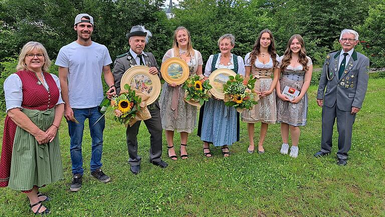 Die neuen Majestäten des Schützenvereins Untersteinbach sind Schützenkönig Olaf Herzberg (Dritter von links), Jugendkönigin Paula Ernst (Vierte von links) und Schützenkönigin Lydia Hessenauer (Mitte), hier flankiert von ihren Vize-Majestäten und dem 1. Schützenmeister Manfred Weigl (rechts). Die neuen Majestäten des Schützenvereins Untersteinbach sind Schützenkönig Olaf Herzberg (Dritter von links), Jugendkönigin Paula Ernst (Vierte von links) und Schützenkönigin Lydia Hessenauer (Mitte), hier flankiert von ihren Vize-Majestäten und dem 1. Schützenmeister Manfred Weigl (rechts).