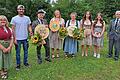 Die neuen Majestäten des Schützenvereins Untersteinbach sind Schützenkönig Olaf Herzberg (Dritter von links), Jugendkönigin Paula Ernst (Vierte von links) und Schützenkönigin Lydia Hessenauer (Mitte), hier flankiert von ihren Vize-Majestäten und dem 1. Schützenmeister Manfred Weigl (rechts).