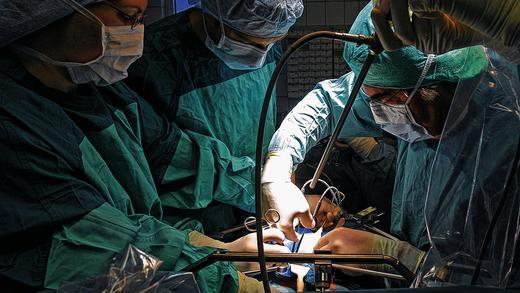 Neue Vorwürfe: Nach Unregelmäßigkeiten bei Organspenden an mehreren deutschen Krankenhäusern sind auch am Universitätsklinikum Leipzig Manipulationen aufgedeckt worden.