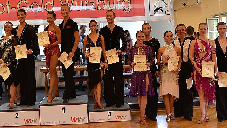 Hitzeresistente Tänzer - (red) Tanzpaare aus ganz Deutschland und der Schweiz kamen zum Sommerturnier des TC Rot-Gold Würzburg. Bei Temperaturen über 30 Grad zeigten sie in den Leistungsklassen D bis A ihr Können in den Standard- und Lateinamerikanischen-Tänzen. Ins Finale der C-Klasse-Standard zogen die Würzburger Arman Danielyan und Jessica Sieber ein, die das Turnier auf Platz vier beendeten. Ebenfalls Vierte wurden Martin Becker und Sarah Erhard in der Hauptgruppe (Hgr.) C Latein, der mit 17 Paaren größten Startklasse. In der B-Klasse Latein freuten sich die Würzburger Christian Mokroß und Annika Drumm (im Bild) über Platz zwei unter zehn Paaren. Der Sprung ins Finale der Hgr. A-Latein gelang zwei Heimpaaren: Danielyan/Sieber landeten auf Platz sechs, Alexander Gillich und Lisa Klopf auf Rang drei. In der A-Klasse Standard kamen Gillich/Klopf auf Rang zwei. Hitzeresistente Tänzer - (red) Tanzpaare aus ganz Deutschland und der Schweiz kamen zum Sommerturnier des TC Rot-Gold Würzburg. Bei Temperaturen über 30 Grad zeigten sie in den Leistungsklassen D bis A ihr Können in den Standard- und Lateinamerikanischen-Tänzen. Ins Finale der C-Klasse-Standard zogen die Würzburger Arman Danielyan und Jessica Sieber ein, die das Turnier auf Platz vier beendeten. Ebenfalls Vierte wurden Martin Becker und Sarah Erhard in der Hauptgruppe (Hgr.) C Latein, der mit 17 Paaren größten Startklasse. In der B-Klasse Latein freuten sich die Würzburger Christian Mokroß und Annika Drumm (im Bild) über Platz zwei unter zehn Paaren. Der Sprung ins Finale der Hgr. A-Latein gelang zwei Heimpaaren: Danielyan/Sieber landeten auf Platz sechs, Alexander Gillich und Lisa Klopf auf Rang drei. In der A-Klasse Standard kamen Gillich/Klopf auf Rang zwei.