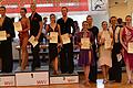Hitzeresistente Tänzer       -  (red)   Tanzpaare aus ganz Deutschland und der Schweiz kamen zum Sommerturnier des TC Rot-Gold Würzburg. Bei Temperaturen über 30 Grad zeigten sie in den Leistungsklassen D bis A ihr Können in den Standard- und Lateinamerikanischen-Tänzen. Ins Finale der C-Klasse-Standard zogen die Würzburger Arman Danielyan und Jessica Sieber ein, die das Turnier auf Platz vier beendeten. Ebenfalls Vierte wurden Martin Becker und Sarah Erhard in der Hauptgruppe (Hgr.) C Latein, der mit 17 Paaren größten Startklasse. In der B-Klasse Latein freuten sich die Würzburger Christian Mokroß und Annika Drumm (im Bild) über Platz zwei unter zehn Paaren. Der Sprung ins Finale der Hgr. A-Latein gelang zwei Heimpaaren: Danielyan/Sieber landeten auf Platz sechs, Alexander Gillich und Lisa Klopf auf Rang drei. In der A-Klasse Standard kamen Gillich/Klopf auf Rang zwei.