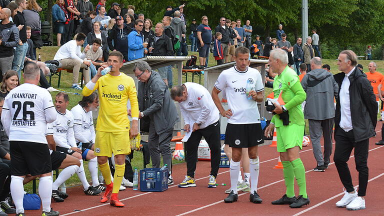 Traditionself Eintracht Frankfurt - Halbzeit-Pause für die Eintracht-Legenden. Trainer Ronny Borchers (rechts) ist ganz entspannt. Traditionself Eintracht Frankfurt - Halbzeit-Pause für die Eintracht-Legenden. Trainer Ronny Borchers (rechts) ist ganz entspannt.