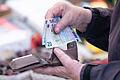 Geldbörse       -  Gut ein Drittel der Verbraucher in Deutschland macht sich häufig Sorgen um ihre finanzielle Situation. (Symbolbild)