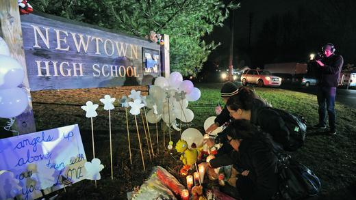 Das Waffenrecht der USA       -  In der Stadt Newtown, Connecticut, hatte am 14.Dezember 2012 ein 20-Jähriger 27 Menschen, darunter 20 Grundschüler, getötet und sich selbst erschossen. Die Tragödie löste eine landesweite Debatte über den Umgang mit Schusswaffen aus.