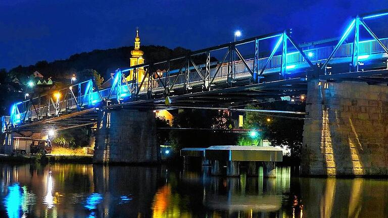 Die alte Mainbrücke, die Zellingen und Retzbach verbindet, wird nach ihrer Sanierung wieder eingeweiht. Etwa vier Millionen Euro hat die Maßnahme gekostet. Es fehlte nicht viel und die Brücke hätte abgerissen werden müssen. Denn Gutachter hatten dem 1884 errichteten Bauwerk die Zustandsnote 3,4 gegeben – bei 3,5 wäre eine Sanierung nicht mehr möglich gewesen. Die alte Mainbrücke, die Zellingen und Retzbach verbindet, wird nach ihrer Sanierung wieder eingeweiht. Etwa vier Millionen Euro hat die Maßnahme gekostet. Es fehlte nicht viel und die Brücke hätte abgerissen werden müssen. Denn Gutachter hatten dem 1884 errichteten Bauwerk die Zustandsnote 3,4 gegeben – bei 3,5 wäre eine Sanierung nicht mehr möglich gewesen.