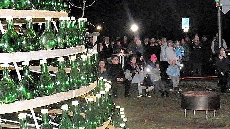 In Beisein zahlreicher Ortsbewohner und Gäste wurde am Freitagabend der Weininsel-Christbaum in Nordheim offiziell vorgestellt.
