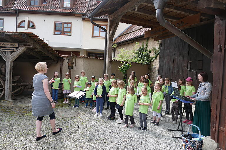 Annika Bachmann (links) dirigierte während des Museumsfestes im Salzhaus gemeinsam mit Bianca Sick die Chorwürmchen Annika Bachmann (links) dirigierte während des Museumsfestes im Salzhaus gemeinsam mit Bianca Sick die Chorwürmchen