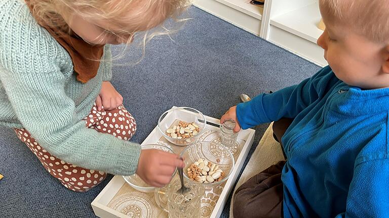 Eine sehr beliebte Beschäftigung im Montessori-Kindergarten ist das Schütten von Bohnen, Erbsen, Linsen, Nudeln oder Reis. Eine sehr beliebte Beschäftigung im Montessori-Kindergarten ist das Schütten von Bohnen, Erbsen, Linsen, Nudeln oder Reis.