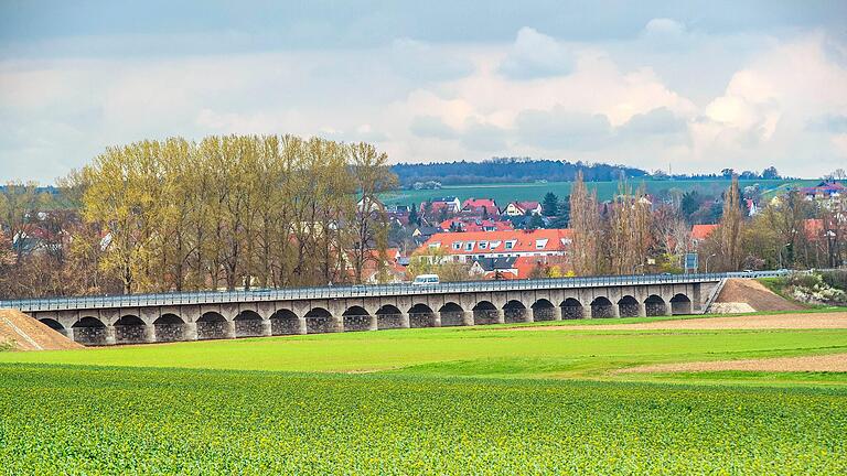 Rund 9,5 Millionen Euro flossen vor wenigen Jahren in die Sanierung der Haßfurter Flutbrücke. (Archivbild)