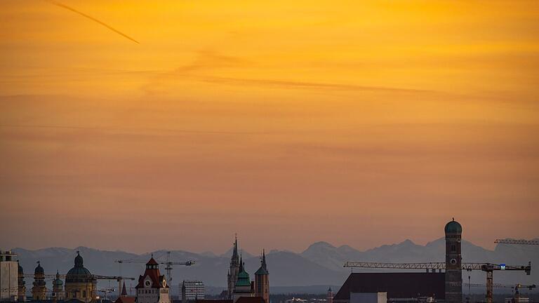 Dämmerung über München - Die Münchner Innenstadt kurz vor Sonnenuntergang. Dämmerstimmung herrscht derzeit auch in der bayerischen Wirtschaft. Dämmerung über München - Die Münchner Innenstadt kurz vor Sonnenuntergang. Dämmerstimmung herrscht derzeit auch in der bayerischen Wirtschaft.