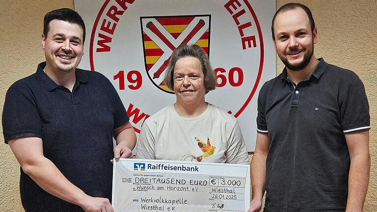 Bei der Spendenübergabe (von links): Stefan Imhof, Regina Neumeier von Wunsch am Horizont e.V. und Benjamin Hasenstab.