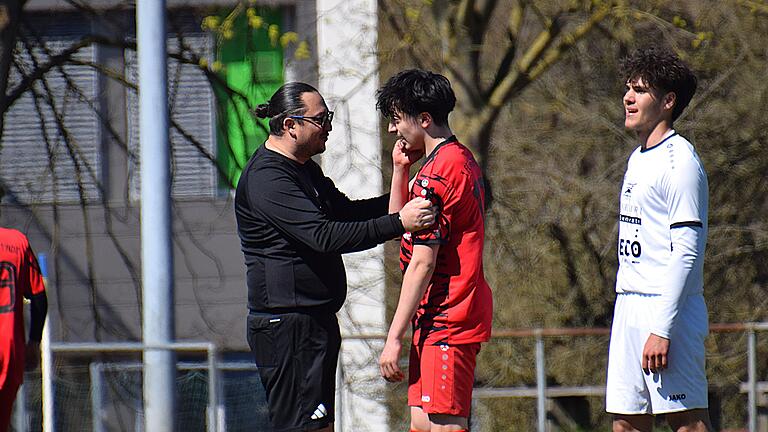 Rhöner Fußball-Nachlese       -  Erklär-Bär: Schiedsrichter Michael Moritz in der Kommunikation mit einem U17-Spieler der SG Fuchsstadt.