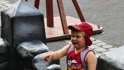 Unterhaltung auch für die Kleinsten: Max, 3, am Blutbrunnen.