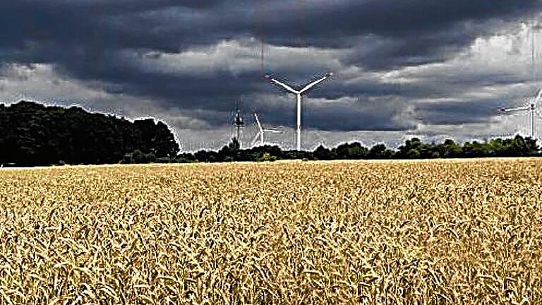 Der Blick auf die geplanten fünf Windräder von Hoppachshof aus. Jade Natur-Energie hat diesen maßstabsgetreu visualisiert und die Anlagen aufgrund der besseren Erkennbarkeit rot eingefärbt.