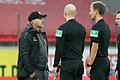 Kickers-Trainer Bernhard Trares (links) diskutiert nach der Partie in Regensburg mit Schiedsrichter Florian Heft (Mitte) und den Assistenten Fynn Kohn (Zweiter von links) und Lukas Benen.