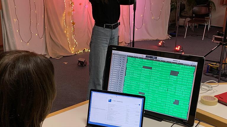 Besondere Zeiten machen den Einsatz besonderer Technik notwendig. Wie in einem Tonstudio wurden die Beiträge gleich auf Festplatte festgehalten. Besondere Zeiten machen den Einsatz besonderer Technik notwendig. Wie in einem Tonstudio wurden die Beiträge gleich auf Festplatte festgehalten.