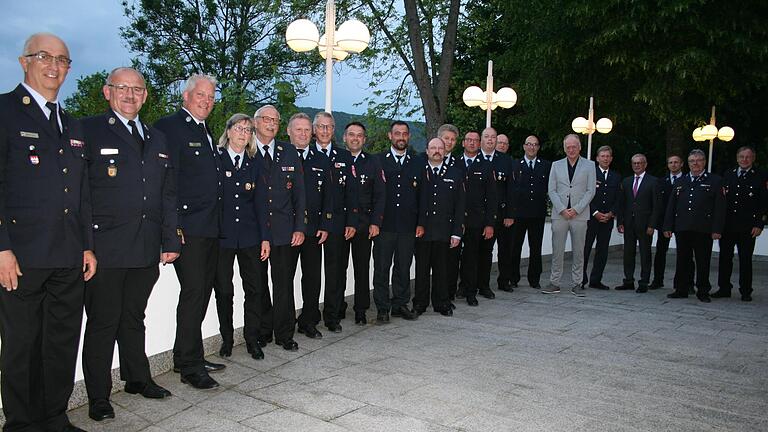 Verbandsehrung und staatliche Ehrung beim Kreisfeuerwehrverband Bad Kissingen mit Kreisbrandrat Benno Metz (rechts) und stellvertretendem Landrat Gotthard Schlereth (Vierter von rechts). - Verbandsehrung und staatliche Ehrung beim Kreisfeuerwehrverband Bad Kissingen mit Kreisbrandrat Benno Metz (rechts) und stellvertretendem Landrat Gotthard Schlereth (Vierter von rechts). Verbandsehrung und staatliche Ehrung beim Kreisfeuerwehrverband Bad Kissingen mit Kreisbrandrat Benno Metz (rechts) und stellvertretendem Landrat Gotthard Schlereth (Vierter von rechts). - Verbandsehrung und staatliche Ehrung beim Kreisfeuerwehrverband Bad Kissingen mit Kreisbrandrat Benno Metz (rechts) und stellvertretendem Landrat Gotthard Schlereth (Vierter von rechts).