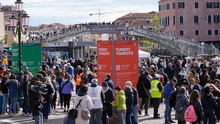Venedig-Besucher müssen Eintritt bezahlen       -  Mit der Gondel durch die Kanäle: Venedig gilt als Musterbeispiel für &bdquo;Overtourism&rdquo;. (Archivbild)