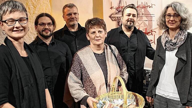 Ärztin Ute Hiby (Mitte) und Pflegeleiterin Gerlinde Vatter (rechts) von der Palliativstation des Bad Neustädter Krankenhauses freuen sich über ein gut gefülltes Spendenkörbchen, das Janette Fraas, Urs John, Andreas Werner und Frank Stäblein (von links) von „text + ton“ bei ihrem Benefizkonzert im Kloster Wechterswinkel eingespielt haben.FOTO: Klaus-Dieter Hahn Ärztin Ute Hiby (Mitte) und Pflegeleiterin Gerlinde Vatter (rechts) von der Palliativstation des Bad Neustädter Krankenhauses freuen sich über ein gut gefülltes Spendenkörbchen, das Janette Fraas, Urs John, Andreas Werner und Frank Stäblein (von links) von „text + ton“ bei ihrem Benefizkonzert im Kloster Wechterswinkel eingespielt haben.FOTO: Klaus-Dieter Hahn