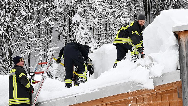 Feuerwehrleute befreien das Dach eines Gebäudes in Ruhpolding von seiner Schneelast. Das THW Haßfurt hat Spezialisten nach Oberbayern geschickt, die bei der Bestimmung von Dachlasten durch Schnee und bei der Entscheidung helfen, ob Dächer von Schnee geräumt werden sollten. Feuerwehrleute befreien das Dach eines Gebäudes in Ruhpolding von seiner Schneelast. Das THW Haßfurt hat Spezialisten nach Oberbayern geschickt, die bei der Bestimmung von Dachlasten durch Schnee und bei der Entscheidung helfen, ob Dächer von Schnee geräumt werden sollten.