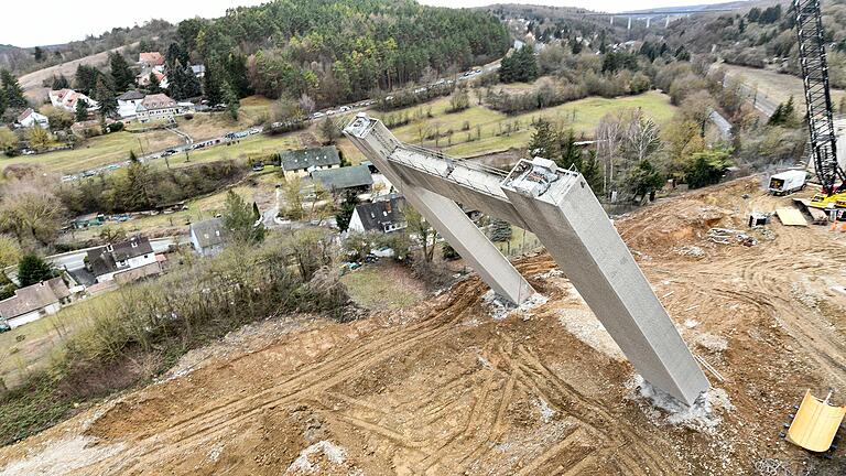 Da rummst es. Am Montag wurden zwei 40 Meter hohe Pfeiler der Talbrücke der Autobahn 3 beim Würzburger Stadtteil Heidlingsfeld auf ein sogenanntes Fallbett gezogen. Da rummst es. Am Montag wurden zwei 40 Meter hohe Pfeiler der Talbrücke der Autobahn 3 beim Würzburger Stadtteil Heidlingsfeld auf ein sogenanntes Fallbett gezogen.