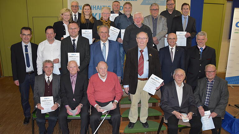 Die Treue von verdienten Mitgliedern stand im Mittelpunkt des Ehrenabends der CSU Knetzgau. Mit den Geehrten freuen sich Innenminister Herrmann (zweite Reihe, Mitte), Ortsverbandsvorsitzender Mark Zehe (zweite Reihe, links) sowie Steffen Vogel (MdL) und Landrat Wilhelm Schneider (zweite Reihe, von rechts). Die Treue von verdienten Mitgliedern stand im Mittelpunkt des Ehrenabends der CSU Knetzgau. Mit den Geehrten freuen sich Innenminister Herrmann (zweite Reihe, Mitte), Ortsverbandsvorsitzender Mark Zehe (zweite Reihe, links) sowie Steffen Vogel (MdL) und Landrat Wilhelm Schneider (zweite Reihe, von rechts).