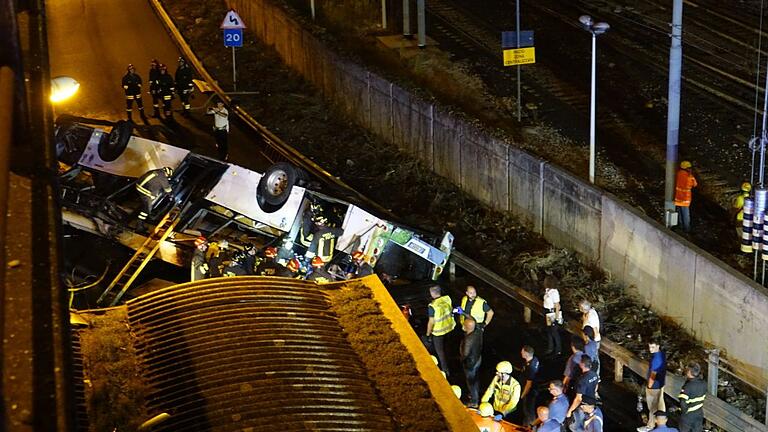 Schweres Busunglück in Venedig.jpeg - Aufklärung über die Unfallursache erhoffen sich die Ermittler von Überwachungskameras, die an der Stelle den Verkehr im Blick haben. Schweres Busunglück in Venedig.jpeg - Aufklärung über die Unfallursache erhoffen sich die Ermittler von Überwachungskameras, die an der Stelle den Verkehr im Blick haben.