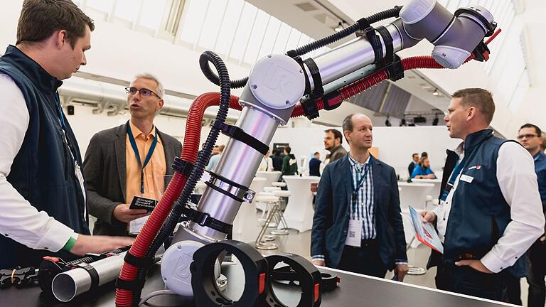 Auf der Messe Cobots4You bekommen Gäste Vorteile und vielfältige Anwendungsmöglichkeiten von Cobots in der Arbeitswelt präsentiert.