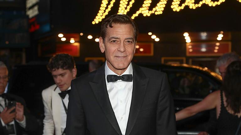 George Clooney - Für die Rolle des legendären Fernsehjournalisten Edward R. Murrow färbte George Clooney sich die Haare. (Archivbild) George Clooney - Für die Rolle des legendären Fernsehjournalisten Edward R. Murrow färbte George Clooney sich die Haare. (Archivbild)