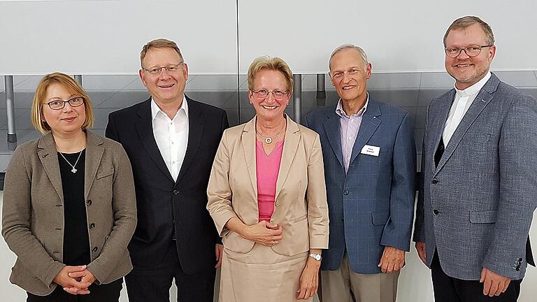 Helga Neudert führt den Dekanatsrat - (mr) Bei ihrer konstituierenden Sitzung wählten die Delegierten des Dekanatsrates Würzburg-Stadt Helga Neudert zu ihrer Vorsitzenden. Ihr zur Seite stehen die Stellvertreter Uwe Zimmermann und Klaus Gierse. Anne-Rose Volk und Susanne Heer fungieren als Schriftführerinnen. In den Diözesanrat wurden Neudert und Gierse delegiert. Dem neuen Dekanatsrat gehören 42 Mitglieder aus den Pfarreiengemeinschaften, Verbänden und Berufsgruppen des Stadtdekanates an. Im Bild (von links): Anne-Rose Volk, Uwe Zimmermann, Helga Neudert, Klaus Gierse, Dekan Jürgen Vorndran. Helga Neudert führt den Dekanatsrat - (mr) Bei ihrer konstituierenden Sitzung wählten die Delegierten des Dekanatsrates Würzburg-Stadt Helga Neudert zu ihrer Vorsitzenden. Ihr zur Seite stehen die Stellvertreter Uwe Zimmermann und Klaus Gierse. Anne-Rose Volk und Susanne Heer fungieren als Schriftführerinnen. In den Diözesanrat wurden Neudert und Gierse delegiert. Dem neuen Dekanatsrat gehören 42 Mitglieder aus den Pfarreiengemeinschaften, Verbänden und Berufsgruppen des Stadtdekanates an. Im Bild (von links): Anne-Rose Volk, Uwe Zimmermann, Helga Neudert, Klaus Gierse, Dekan Jürgen Vorndran.