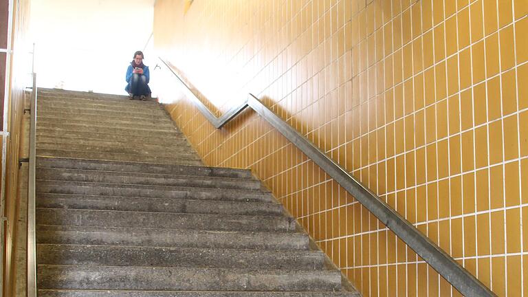 Für Reisende, die mit Rollstuhl, Rollator oder Kinderwagen unterwegs sind, ist der Bahnsteig am Ochsenfurter Bahnhof ohne fremde Hilfe nicht erreichbar. Für Reisende, die mit Rollstuhl, Rollator oder Kinderwagen unterwegs sind, ist der Bahnsteig am Ochsenfurter Bahnhof ohne fremde Hilfe nicht erreichbar.
