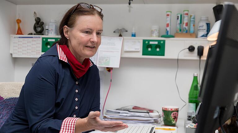 Ulrike Kämmerer, Humanbiologin an der Würzburger Universitätsklinik, hält die Bedrohung durch das Sars-CoV-2-Virus für überzeichnet. Ulrike Kämmerer, Humanbiologin an der Würzburger Universitätsklinik, hält die Bedrohung durch das Sars-CoV-2-Virus für überzeichnet.