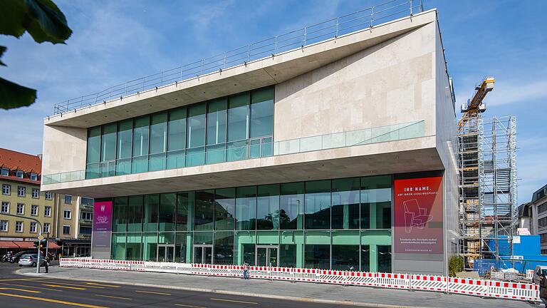 Eigentlich sollte im Herbst das neue Kopfgebäude des Mainfranken Theaters in Würzburg eröffnen. Doch im Inneren ist der Bau noch nicht fertig, die Eröffnung verzögert sich.