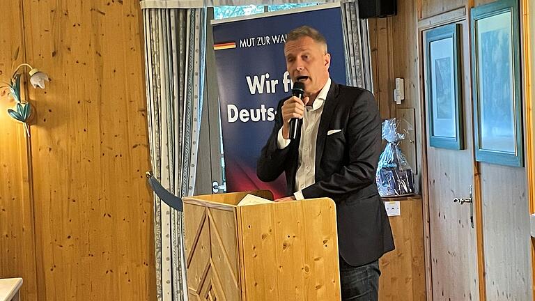 AfD-Veranstaltung im Hotel Goger in Haßfurt: Petr Bystron, der auf Platz 2 der Europaliste seiner Partei steht, spricht vor rund 60 Zuhörerinnen und Zuhörern.