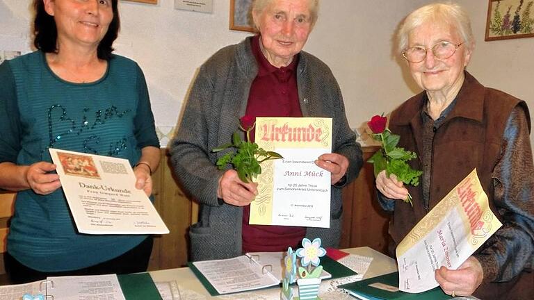 Seit Anbeginn dabei: Die Gründungsmitglieder der Seniorengruppe Unterelsbach erhielten bei der Feier zum 25-jährigen Bestehen eine besondere Ehrung. Das Bild zeigt (von links) Leiterin Irmgard Wolf sowie Anni Mück und Maria Zimmer. Seit Anbeginn dabei: Die Gründungsmitglieder der Seniorengruppe Unterelsbach erhielten bei der Feier zum 25-jährigen Bestehen eine besondere Ehrung. Das Bild zeigt (von links) Leiterin Irmgard Wolf sowie Anni Mück und Maria Zimmer.