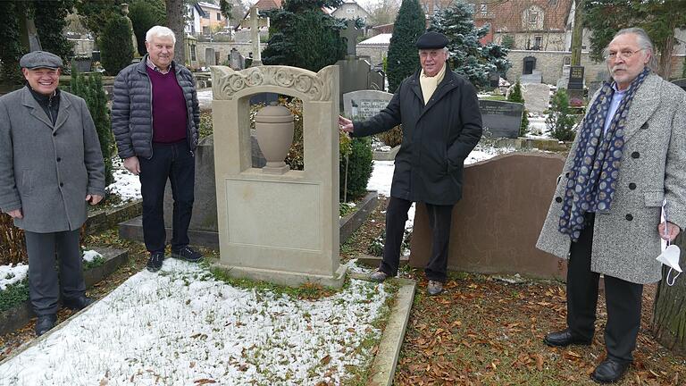 Der ehemalige Grabstein der Apotheker-Familie Löwenfelder wird nach seiner Restaurierung wieder für 25 Jahre genutzt. Über die gelungene Wiederherstellung freuen sich (von links) Herbert Friederich und Georg Gurrath vom Förderverein und Kreisheimatpfleger a. D. Dr. Hans Bauer und Dr. Heiner Pfeiffer, beide vom Lions-Club Kitzingen, der die Sanierung mit einer Spende unterstützt hat. Der ehemalige Grabstein der Apotheker-Familie Löwenfelder wird nach seiner Restaurierung wieder für 25 Jahre genutzt. Über die gelungene Wiederherstellung freuen sich (von links) Herbert Friederich und Georg Gurrath vom Förderverein und Kreisheimatpfleger a. D. Dr. Hans Bauer und Dr. Heiner Pfeiffer, beide vom Lions-Club Kitzingen, der die Sanierung mit einer Spende unterstützt hat.