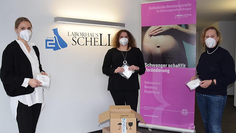 Das Euerbacher Laborhaus Scheller und seine Geschäftsführerin Theresa Wegner-Scheller (links) sponsorte der Schweinfurter SkF-Schwangerschaftsberatung, hier vertreten durch die SkF-Vorsitzende Elisabeth Maskos (rechts) und Sozialpädagogin Kathrin Ziegler (Mitte), 1000 FFP2-Masken zum Verschenken an Schwangere. Das Euerbacher Laborhaus Scheller und seine Geschäftsführerin Theresa Wegner-Scheller (links) sponsorte der Schweinfurter SkF-Schwangerschaftsberatung, hier vertreten durch die SkF-Vorsitzende Elisabeth Maskos (rechts) und Sozialpädagogin Kathrin Ziegler (Mitte), 1000 FFP2-Masken zum Verschenken an Schwangere.