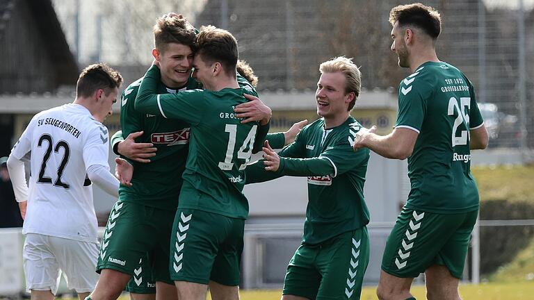 Die Spieler des TSV Großbardorf (von links Jannik Göller, Julius Landeck, Jannik Binder und Shaban Rugovaj) wollen auch in Neumarkt jubeln. Die Spieler des TSV Großbardorf (von links Jannik Göller, Julius Landeck, Jannik Binder und Shaban Rugovaj) wollen auch in Neumarkt jubeln.