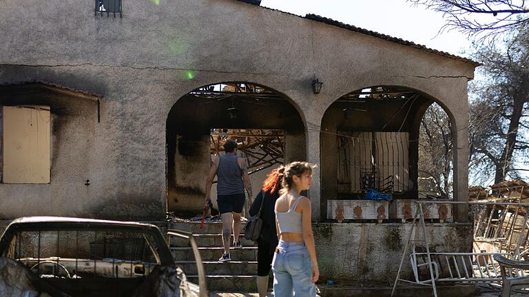 Nach dem Großbrand bei Athen - Hausbesitzer begutachten in Ano Patima, was von ihrem Eigenheim übrig geblieben ist. Nach dem Großbrand bei Athen - Hausbesitzer begutachten in Ano Patima, was von ihrem Eigenheim übrig geblieben ist.