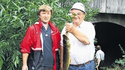 Franz Balling (rechts) und Karl Sturm präsentieren stolz diesen kapitalen Hecht, den Wolfgang Silkenat von der Fischereibehörde nahe der Streubrücke aus dem Malbach gezogen hat.