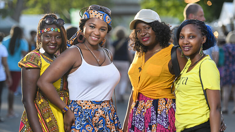 Daniel Peter       -  Zahlreiche Menschen besuchen am Samstag (01.06.19) das Africa Festival auf den Mainwiesen in Würzburg. Das Africa Festival gilt als größtes Festival für afrikanische Musik und Kultur in Europa, jedes Jahr kommen um die 100.000 Besucher auf die Mainwiesen.