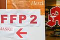 Als im Dezember kostenlose FFP2-Masken an Risikopatienten abgegeben wurden, richtete manche Apotheke - wie hier in Dettelbach (Lkr. Kitzingen) - extra Ausgabestellen ein.