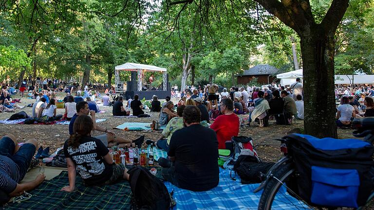 Beim Picknick unter schattigen Bäumen der Musik lauschen: Zum Ringparkfest kamen zahlreiche Besucher. Beim Picknick unter schattigen Bäumen der Musik lauschen: Zum Ringparkfest kamen zahlreiche Besucher.