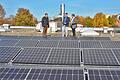 Über 600 Module auf dem Dach der Frankentherme sollen in wenigen Wochen damit beginnen, Strom zu produzieren und die FrankenTherme  noch unabhängiger von den Energiemärkten machen. Auf dem Dach ließen sich Bürgermeister Thomas Helbling (links) und Werner Angermüller (rechts) durch&nbsp; Frank Engler von der Firma Müller Systems GmbH&nbsp; (Mitte)  die Anlage erläutern.