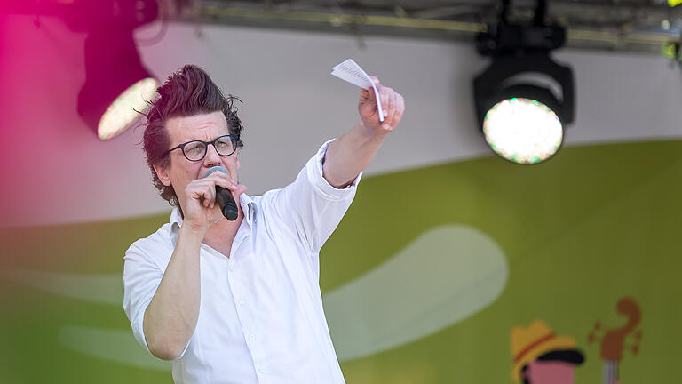 Landkreisfest Urspringen       -  Durch das Nachmittagsprogramm auf der Bühne führt der Karlstadter Kabarettist Matthias Walz. Zahlreiche Menschen  besuchen am Samstag (27.05.23) das Landkreisfest an der Schlossparkhalle in Urspringen (Landkreis Main-Spessart).