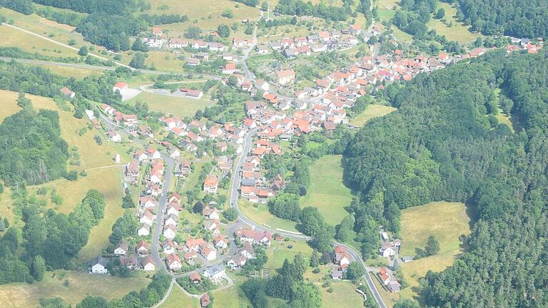 Natur prägt das gesuchte Dorf, das auf der Aufnahme zu erkennen ist. Das gilt auch für den Ortsnamen, der eng mit einem Bestandteil der Landschaft verbunden ist. Natur prägt das gesuchte Dorf, das auf der Aufnahme zu erkennen ist. Das gilt auch für den Ortsnamen, der eng mit einem Bestandteil der Landschaft verbunden ist.