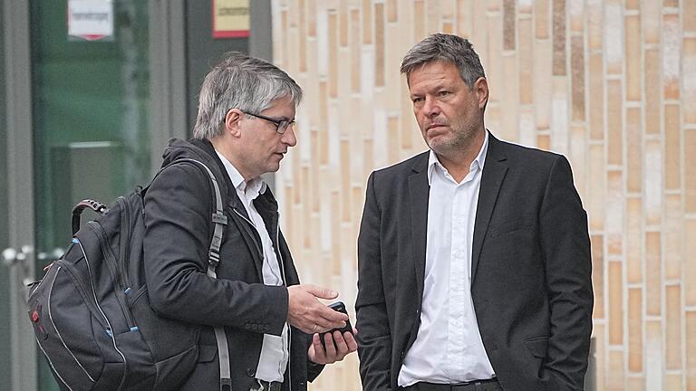 Sondierungsgespräche       -  Robert Habeck (rechts) arbeite mit Sven Giegold (links) gut zusammen, heißt es bei den Grünen.