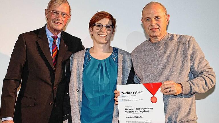 Förderpreis der Bürgerstiftung der VR-Bank Würzburg: Er geht an das Kinderkunsthaus K.L.E.K.S. in Würzburg. Jürgen Kirchner von der Bürgerstiftung gratuliert Schatzmeisterin Heike Hergenröther und dem Vereinsvorsitzenden Peter Baumann (von links).